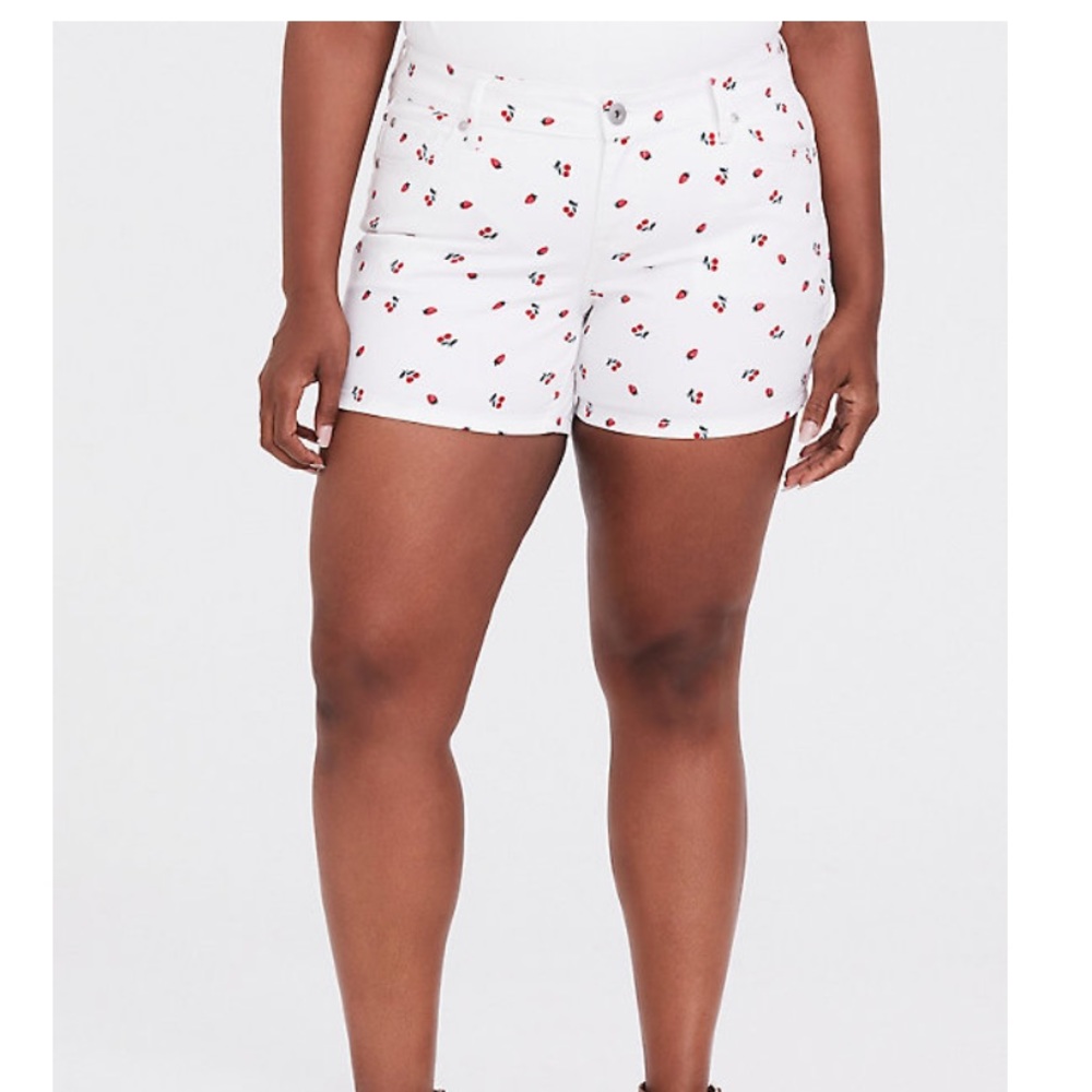 Torrid Size 12 White Cherry 🍒 Print Classic Stretch Skinny Shorts NWT